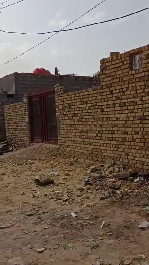 القطعه 200متر. الرضويه شارع الحرس الوطني.   غرفتين صاله مطبخ وحمام. إستقبال كبير وصحيات خارجيه.       معكود الاستقبال والمطبخ والصحيات وفرشي الصطح ومرازيب ومفرغات.    باقي بلا عكاده غرفتين وصاله.   السعر 33مليون التصال ***********
