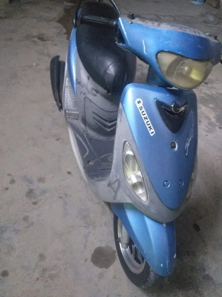 دراجه ماكس منغولي نضيفه كفرات بلاد فقط شخوط بسيطه كلشي شغال بيها سلف شغال هندر شغال لايت امامي وخلفي شغال نكره سلف الدراجه وناعمه وحلوه وبيها زوج ويل نجمه مكاني البصره ابو الخصيب السعر 600 تواصل على هذا الرقم ***********
