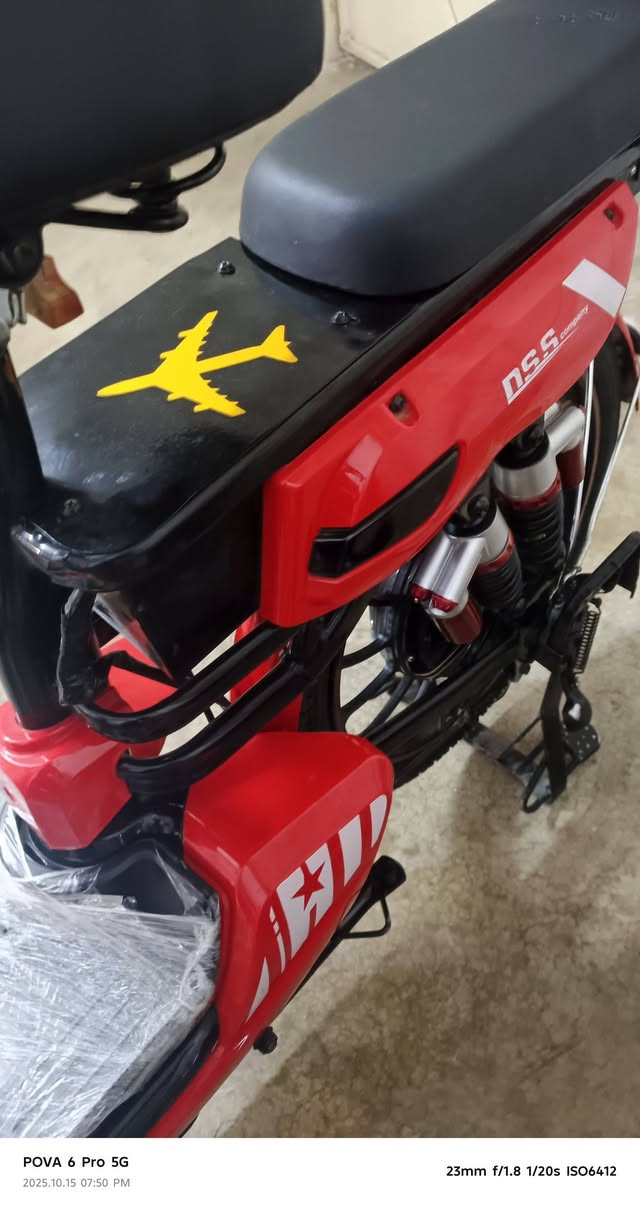 باسيكل شحن حجم 20 فول مواصفات
________
 مثبت سرعه وسرعة مالتها 99 إشارات شغال نضيف باسيكل بطاريه أخو جديد بس ملاحظه فوك بطاريه اكو بلاستيك مكسور بس هذا بي عيب وباقي بلادي كلها طاير جديد سعرها 260 وبي مجال للطيبين رقم موبايل *********** إذا مو شراي لا تتصل رجاءا .
