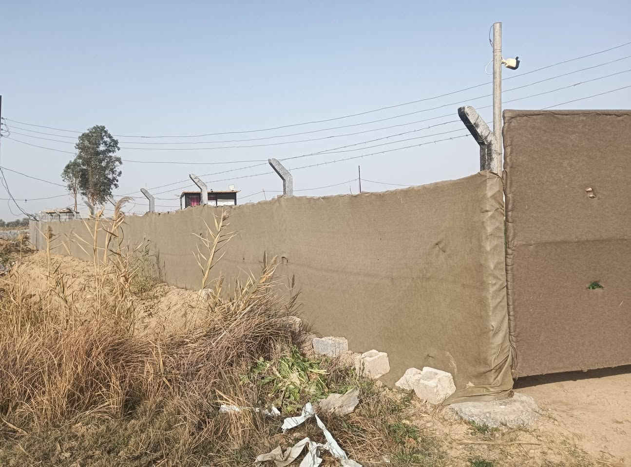 سلام عليكم نص دونم لبيع مقابيل بسمايه قرار 117 خدمات كامله كهرباء تبليط السعر اتصل وبيك خير ودلل ***********
