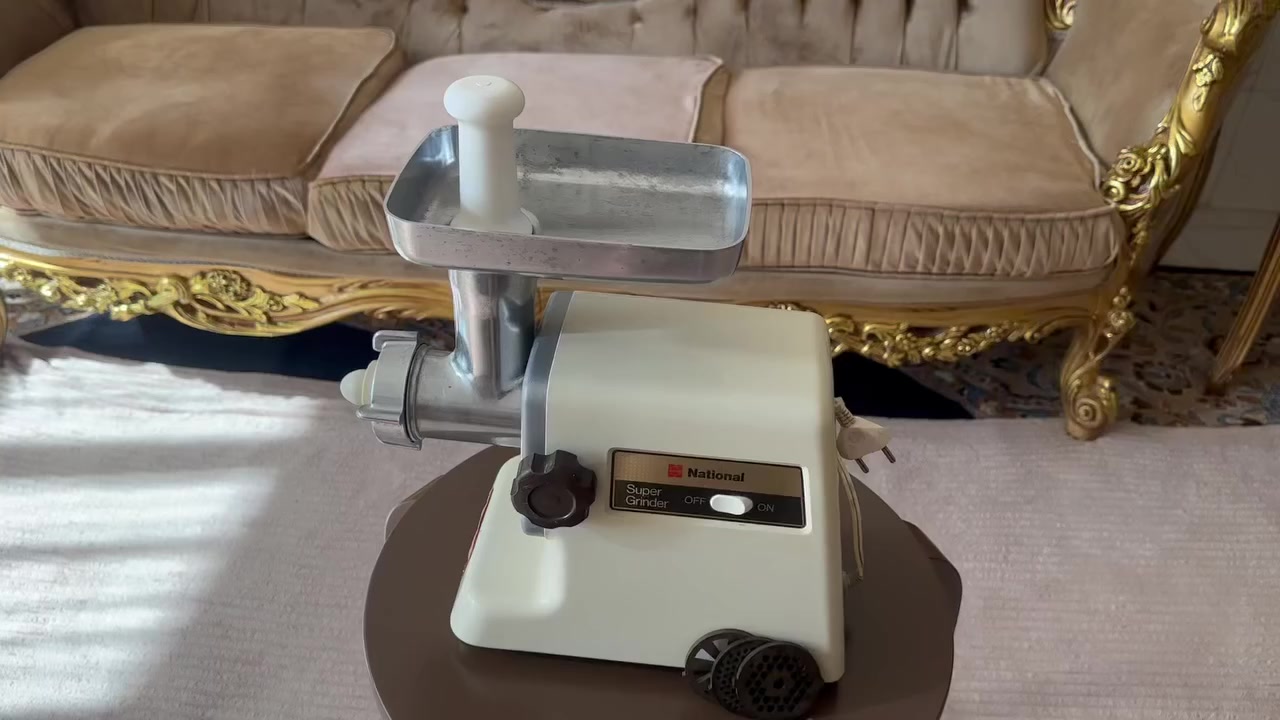 مثرامة لحم (ناشيونال) ياباني موديل (mk g20n)  550 واط نضافة عالية جدا ناعمة بالتشغيل جداا كاملة مع ملحقاتها (3 مصافي ناعم ووسط وخشن مع صانع كبة ) وكما واضح بالصورة 
من يرغب بالشراء يرجى مراسلة الصفحة


**إذا كنت صاحب هذا الإعلان وتريد حذفه لأي سبب، رجاءا أرسل رسالة إلى الدعم الفني**