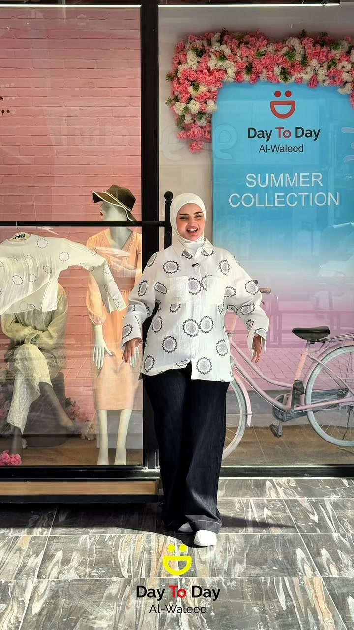 أضيفي لمسة من التميز لإطلالتك الصيفية! ✨
اكتشفي القميص المزين بالنقوش العصرية كما ترين  قطعة تجمع بين الأناقة والراحة في آن واحد.
تفضلوا بزيارتنا في Day To Day Al-Waleed لاختيار مقاسكم وتنسيق إطلالتكم القادمة. 🛍️
للتواصل على الخاص  أو الاتصال على هذا الرقم :- ***********  توصيل داخل بغداد5000  والمحافظات 6000⁩⁩⁩
