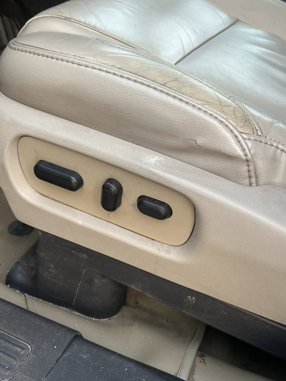 السلام عليكم فورت اكس بلاور 2014
فول كفاله عامه حته من الرصعه كفاله عامه كفاله عامه ماشيه 100 بلاكارتون جلد بنراما كشن كهرباء منضمومه زنون تخم تاير حداديه جاهزه للخير 160 وبيه مجال ***********

رقم كربلاء بسمي شخصيا مكان السياره سماوه 
7 راكب
