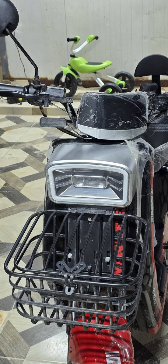 R7 وينلي اصلي
الدراجه توني ماخذها جديده صارلها عندي 20 يوم 

5 بطاريات 4نمر سرعتها 109 تمشيك 35 كيلو واحتمال اكثر حسب الضغط عليها انا ماشي بيها 35 كيلو وبيها حبايتين الدراجه جديده كلشي بيها شغال وبعدها بجيس المعرض 

تشغيل بصمه عن بعد وكارت شاشة وسويج 
مكاني بصرة ابي الخصيب محيله
*********** السعر 650 الف وبيها مجال بسيط جداً
