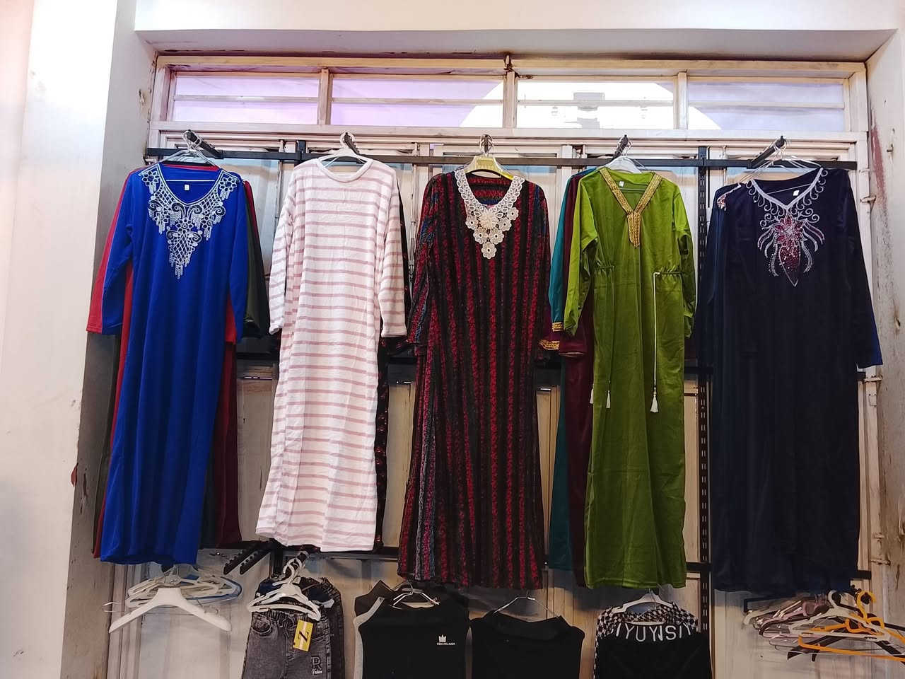 المحل للبيع بسعر مناسب الاتصال
***********
