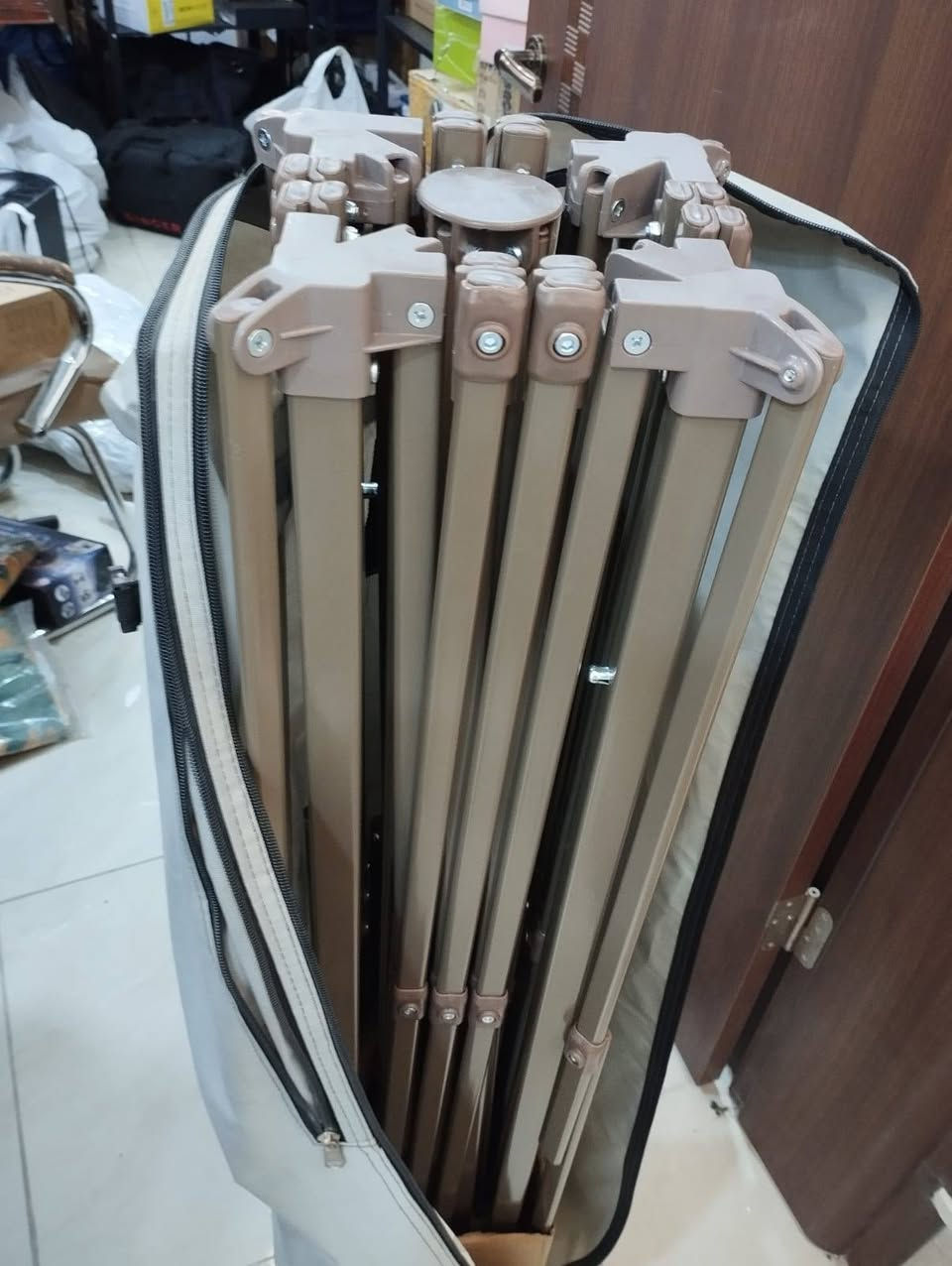 @مظلة بهيكل حديدي اوربيه
 يتم فتحها بشكل عنكبوتي حجمها 3 متر في 3 متر  وارتفاع 2.5 متر  (  يوجد توصيل لجميع المحافظات والسعر على الخاص )


**إذا كنت صاحب هذا الإعلان وتريد حذفه لأي سبب، رجاءا أرسل رسالة إلى الدعم الفني**