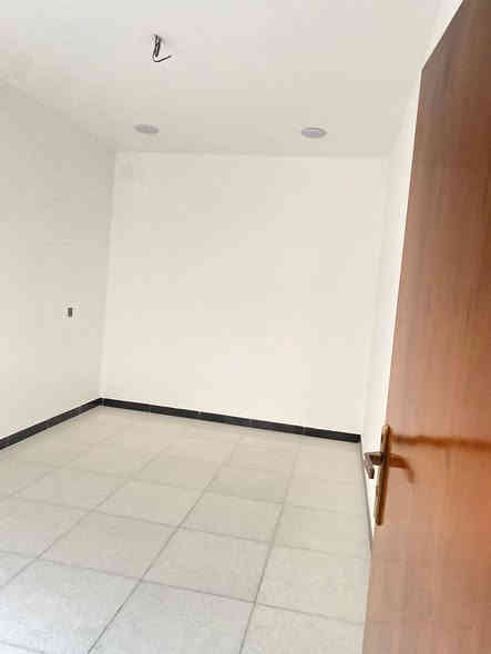 سلام عليكم مشتمل للبيع في الشعب حي التجار مقابيل كليه الامام الكاظم (عليه السلام ) بناء البيت 2025مساحه البيت 75م واجهه 3.75نزال 20 تفاصيل البيت طرمه صغير استقبال حوالي مطبخ منور خدمات 3غرف نوم للاستفسار مكتب الشعب للعقاري بإدارة ابو ريحانه رقم الهاتف ;***********
