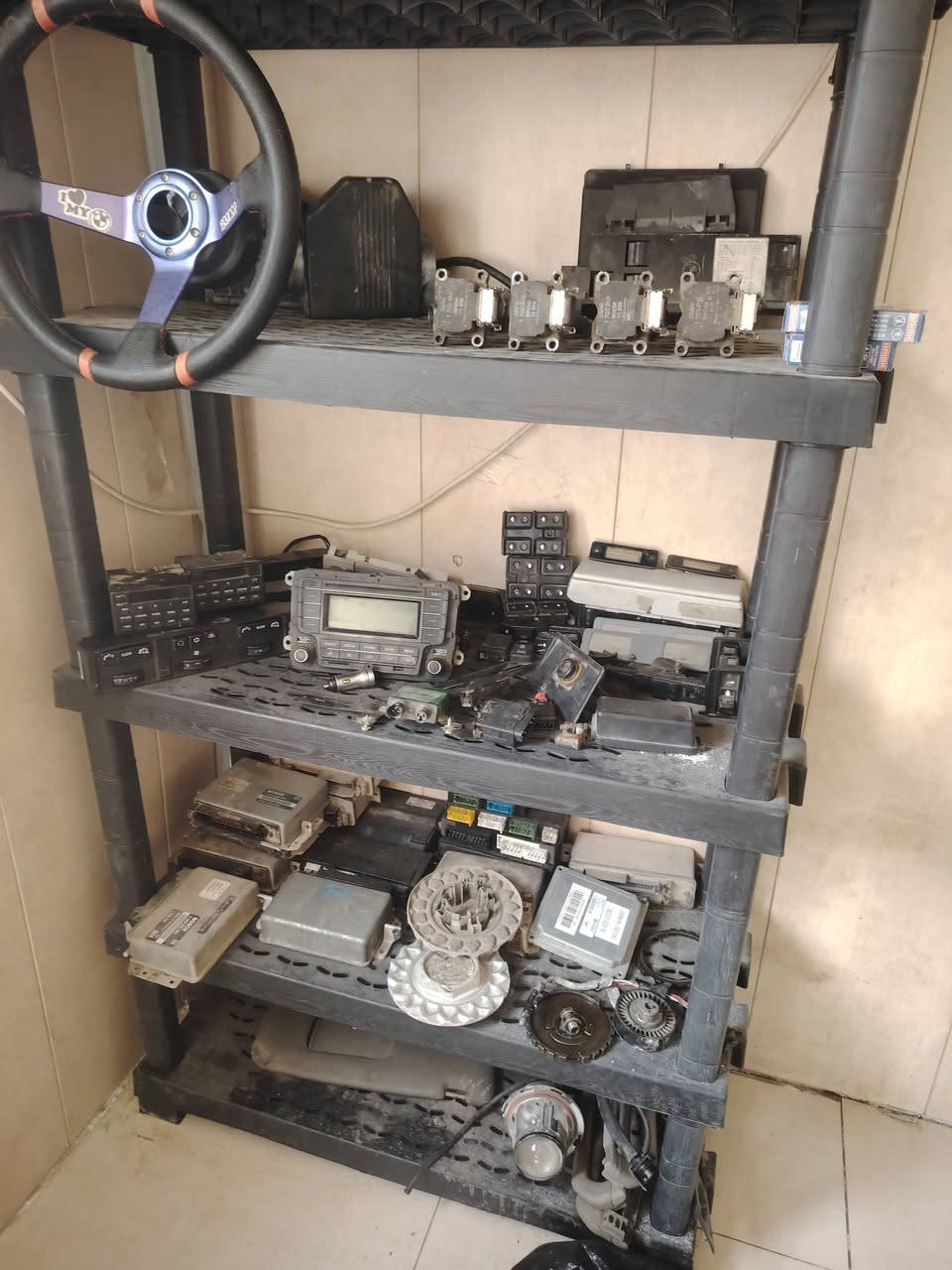 قطع غيار بي ام ٥٢٥ او ٧٠٠ شتريد موجود شرط الظمان مكان بغداد الأمين ***********
