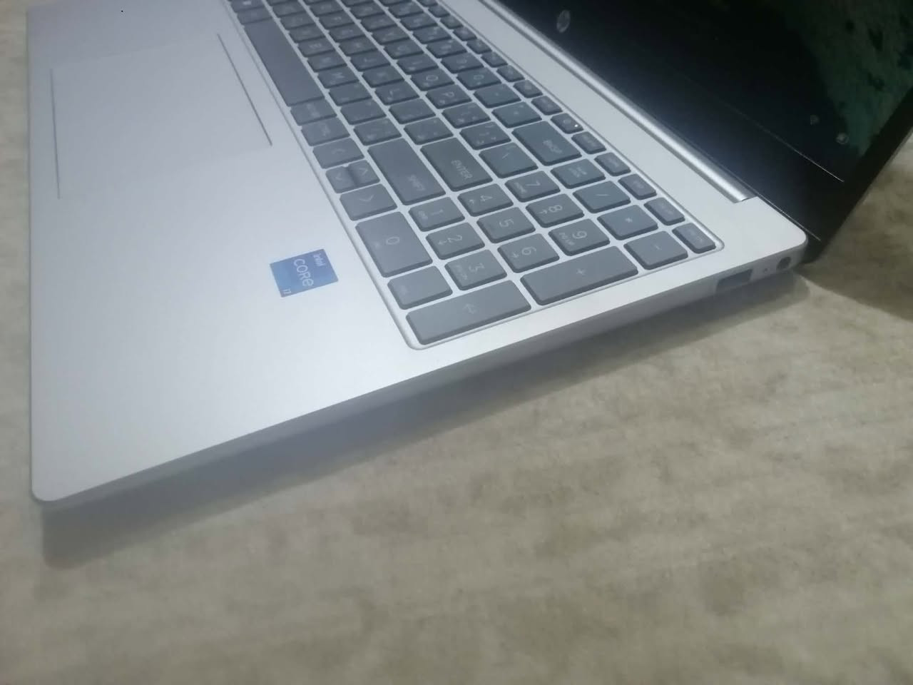 السعر 750 بيه مجال
لابتوب hp فول مواصفات جديد احدث اصدار بالسوك كسر كارتون استعمال 6 اشهر بس
🔥 للبيع لابتوب HP امريكي أصلي – أداء قوي وسعر مناسب 🔥

إذا تريد لابتوب عملي، سريع، ومناسب للدراسة، الشغل، أو الاستخدام اليومي والالعاب والبرامج الثكيلة
هذا الابتوب هو الخيار المثالي 👌

✨ تصميم أنيق وسلم حجم خفيف ريشه
⚡ أداء سلس وسريع طيارة
🔋 بطارية تعيش وياك طول اليوم 6 ساعات اقل شي
🔹 المواصفات:

الموديل:hp-15-FD0346nia

المعالج: Intel Core i7 (الجيل 13) – أداء قوي وسريع احدث جيل حاليا بالسوك

الذاكرة (RAM): 12GB DDR4 يخليلك الابتوب طيارة بالشغل

الخزن: 512GB SSD – إقلاع وتشغيل سريع جداً

الشاشة: 15.6 إنچ Full HD – صورة واضحة ومريحة للعين

كرت الشاشة: Intel Iris Xe Graphics

النظام: Windows 11 أصلي مفعل كامل

الواي فاي والبلوتوث: مدعوم

المنافذ: USB – Type-C – HDMI – مدخل سماعة

الحالة: جديد / كسر كارتون استعمال 6 اشهر بس
💡 مناسب لـ:

✔️ الطلاب والبرامج الهندسية الثكيلة
✔️ الموظفين
✔️ الشغل الأوفيس
✔️ التصفح، مشاهدة الأفلام، البرامج اليومية
العنوان الزبير واذا انت خارج الزبير اكو توصيل للعشار او ساحة سعد وان شاء الله اللابتوب بترابه وشرط الفحص البصرة, العراق


**إذا كنت صاحب هذا الإعلان وتريد حذفه لأي سبب، رجاءا أرسل رسالة إلى الدعم الفني**