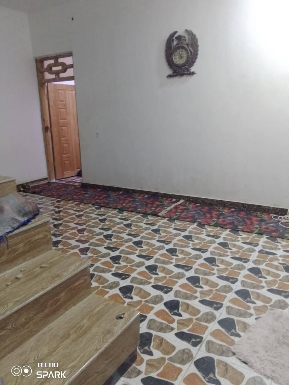 سلام عليكم بيت للبيع بحي الاسرى زراعي بشارع الحسينيه ام الحسن مساحه 150متر يحتوي على غرفتين نوم وصاله مطبخ وستقبال وطرمه جبيره الاستفسار عل خاص او رقم ***********
