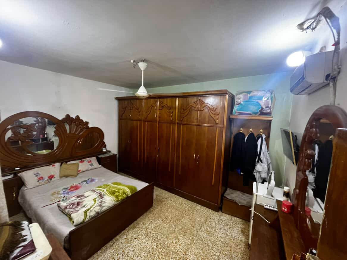 دار للبيع مساحة 144متر  مسلح يحتوي على 5 غرف نوم واستقبال معزول ومطبخ وهول مع ملحقات كاملة المكان قطاع 55 خلف تجارة المواد الغذائية قريب جداً عن شارع خدمي الحبيبية ( خدمي الوحيلات) للاستفسار *********** بغداد, العراق
