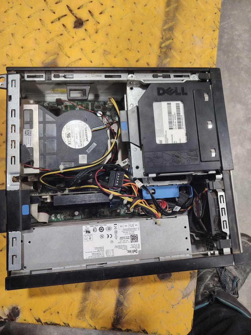 سستم دلل 
كور اي 5 جيل 2
رام 4
هارد hdd 160GB
كارت شاشة 2 كيكا
السعر 35 الف بغداد, العراق


**إذا كنت صاحب هذا الإعلان وتريد حذفه لأي سبب، رجاءا أرسل رسالة إلى الدعم الفني**