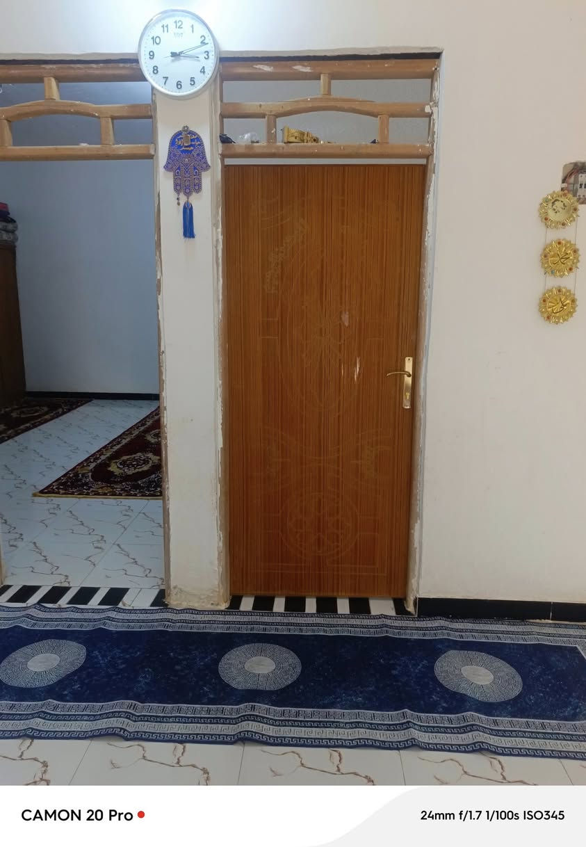 سلام عليكم 
دار للبيع حي الحكيم عبور
 الحولي مقابل الكشاوي 
خلف البيت الأبيض العالي 
المساحه 200م 10*20
بناء سنه 2025 أساس 
طابوق وبناء بلوك السقف صب مسلح 
يظم غرفتين نوم وهول داخلي صحيات داخليه 
مطبخ حار فقط بيتونه كامله صب صحيات خارجيه 
السعر والمعلومات التواصل على الرقم ***********
