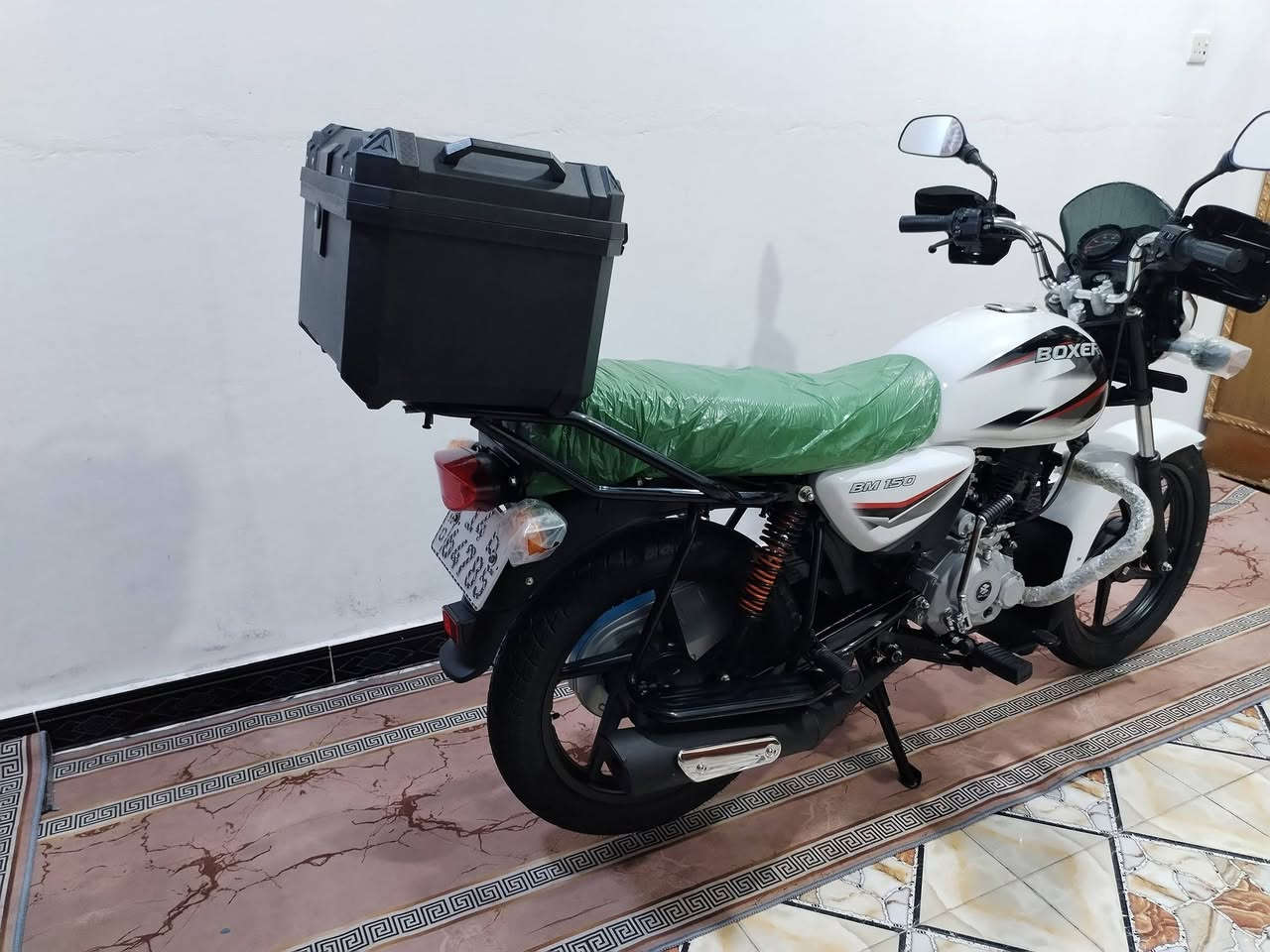 السلام عليكم دراجه بوكسر للبيع رقم وسنويه بصره موديل 23 مامستخدمه وماماشيه بعد زيرو كفاله عامه شرط التحويل السعر مليونين و 800 )  2800 ) مكاني بالزبير الشراي يتصل ***********
