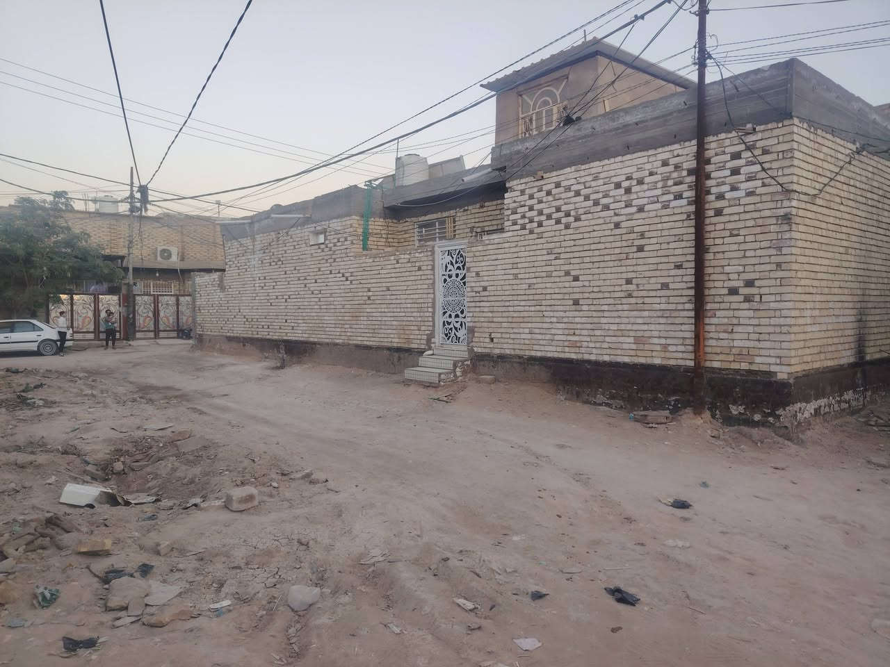 سلام عليكم الدار للبيع المساحه ١٢٠ متر ركن على شارعين الواجهة 6متر و نزاله 20 متر والله البيت متعوب على البناء كلا درجة أولى مساحة الغرفه 6×4   وصاله 5×7 والاستقبال 4×6 و المطبخ 2×5  يبعد عن الشارع العام تقريبن 80 متر عرض شارع ٨ متر البناء طابوك جمهوري درجه اولى االصب هم درجه اولى ماء مجاري كهرباء كلا درجه اولى المطبخ و الحمام و صاله وصحيات سيراميك للسكف العنوان براكيه قرب جوهرة العرب السعر ٧٠ وبي مجال قليل الرقم خط وتساب ***********
