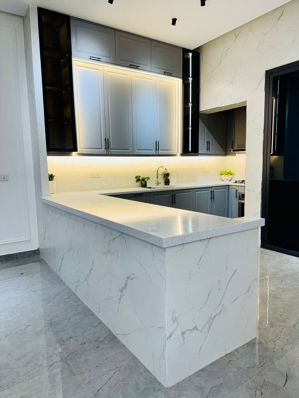 🔹 إذا تبحث عن كونتر يجمع بين القوة والجمال والسعر المناسب، فإن كونتر HDF هو الحل الأمثل، حيث يوفر ثبات عالي ومقاومة للخدوش، ويمنح مكانك مظهر جذاب ومنظم يناسب المحلات والمكاتب والمطابخ بصلابة  العزيزيه السياسين  مدرسة نون والقلم *********** ***********ممتازة
