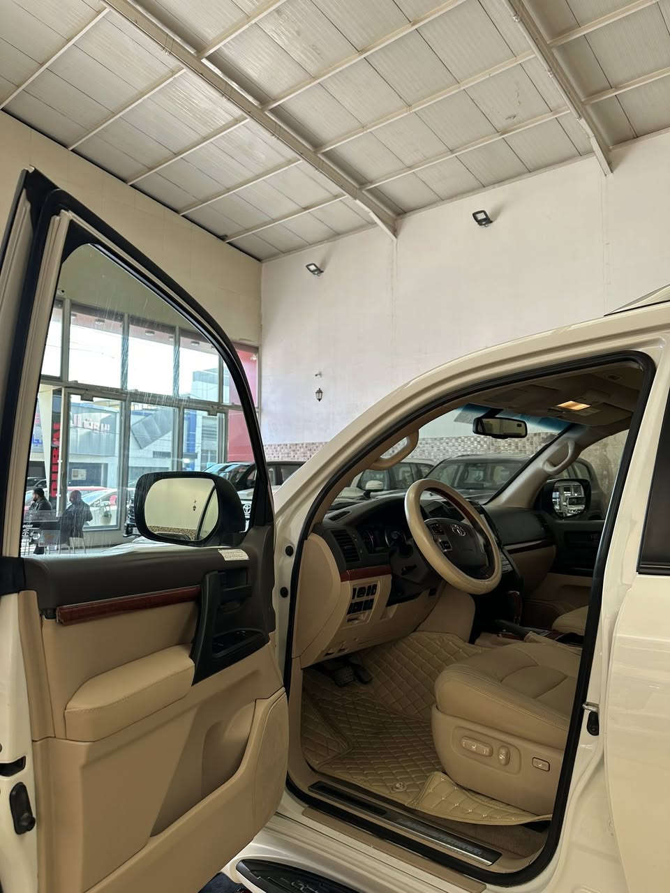 سلام عليكم
نوع : المركبة تويوتا لاندكروز 
اللون : ابيض عداد الكيلومتر : 500ماشية 
حجم : المحرك : V6 
الموديل 2015  المواصفات فطيم اربع كامرات لد بدعامية بصمتين بوب 7 راكب : 
الملاحضات دعامية لورة نصها صبغ وشفقه القماره مصبوغه والباقي رصعات خدوش شخوط بسيطة السعر بلاش :  العنوان بغداد الاستفسار اكثر اتصال 📱 ***********
