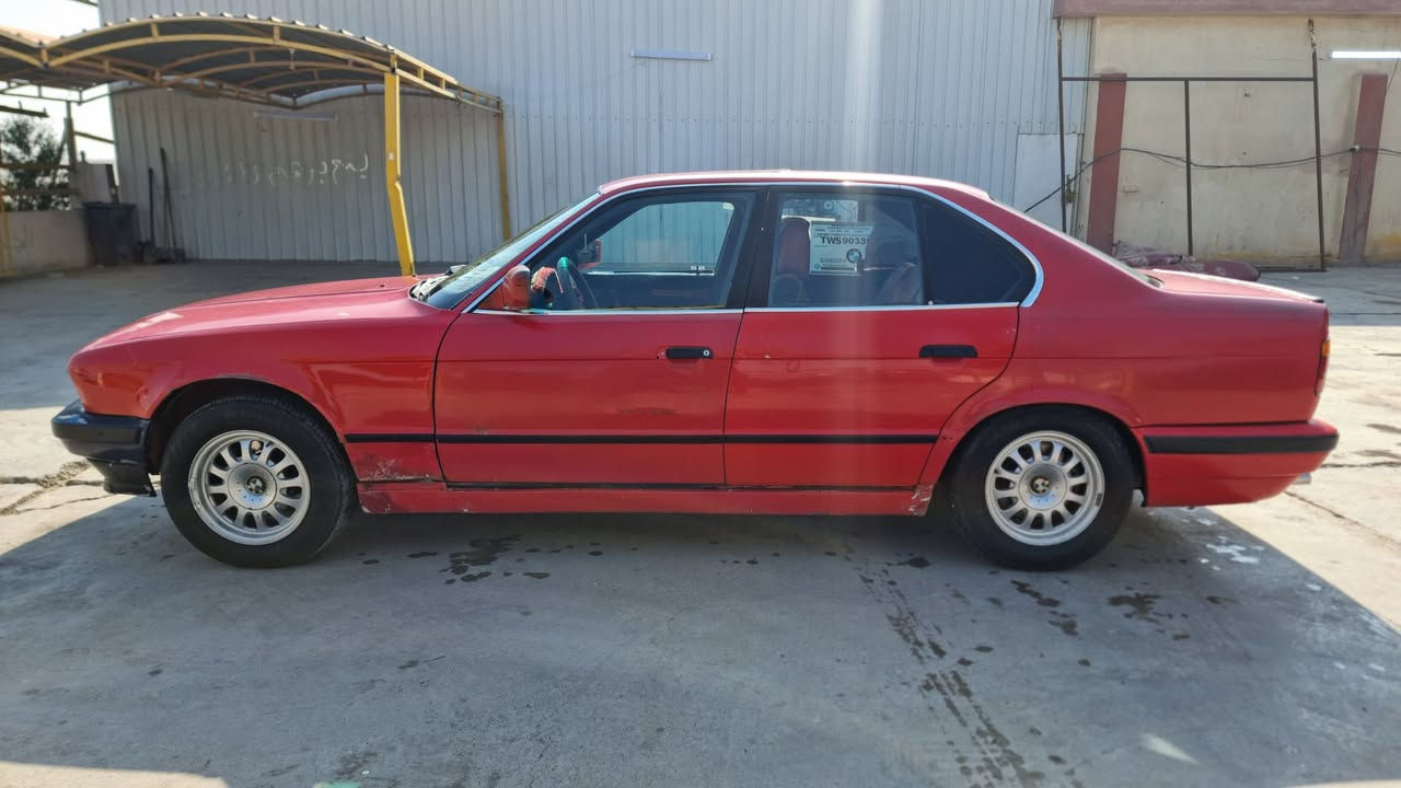 السلام عليكم  بي ام525 للبيع كير عادي محرك شرط تبريد كهربائيات كله شغاله صدر نضيف تخم تاير جديد سعر 40 وبيه مجال للاستفسار اتصل ***********
