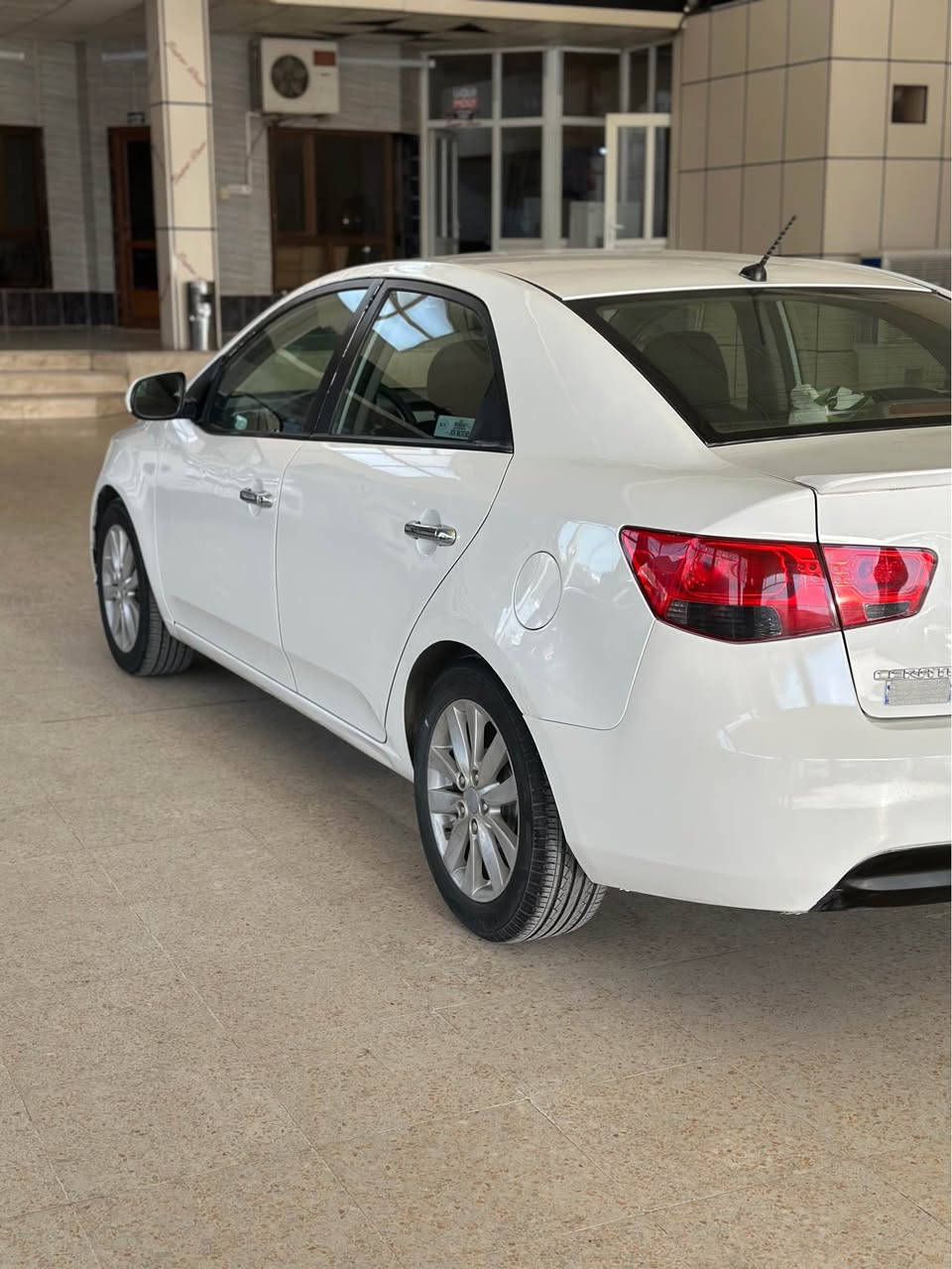 كيا سيراتو لون أبيض موديل 2012  صبغ بها قطعتين ربع رقم وسنويه منتهي كير ومحرك نظيف غرامات بها 100 دولار سيارة موجود زاخو تلفون *********** زاخو, دهوك

