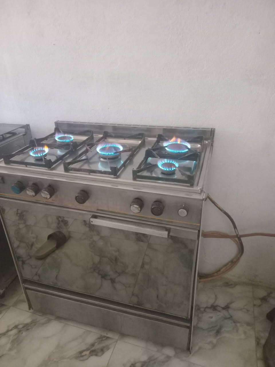 سلام عليكم طباخ للبيع نظيف ماداخل تصليح ابد شرط شغل السعر خاص او تصال ع رقم الهاتف ***********5
