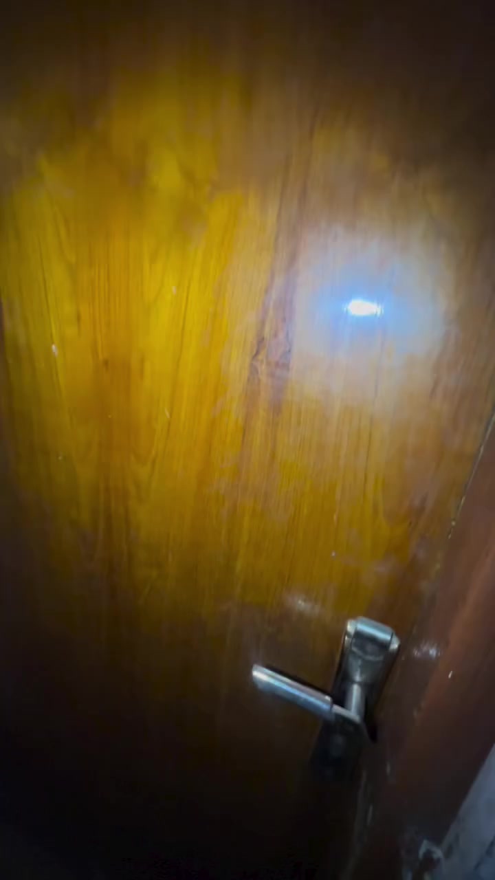 شقة للايجار في حي اور شارع الرئيسي قرب السنتر مجاور صيدلية فراهد 
غرفتين صالة مطبخ حمام وترك تهوية شبابيك في كل مكان للضائة وتهوية 
ملاحضه ترميم جديد وصبغ حاليا 
للاستفسار الاتصال ***********
