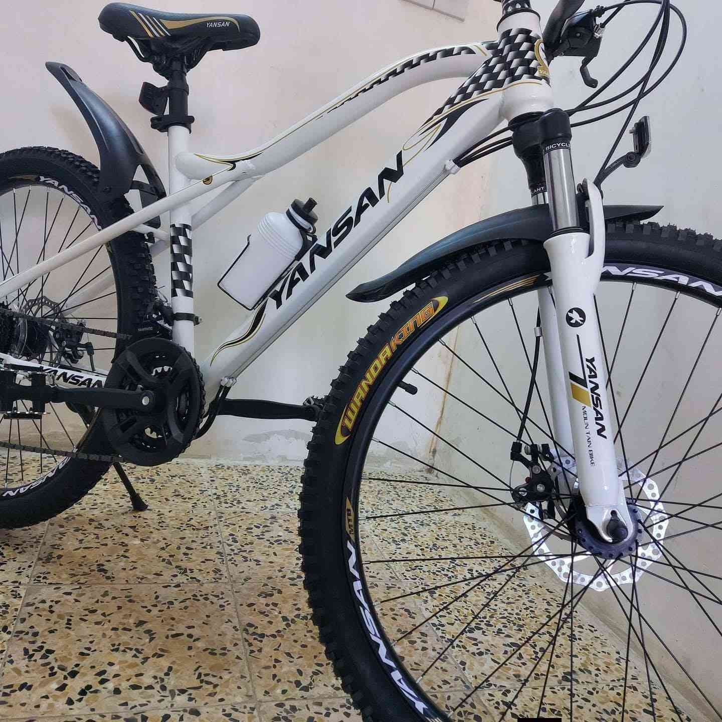 لاصحاب الاوزان  ثقيلة و عمل تمارين  رياضية و القياده لمسافات بعيدة
يتحمل وزن لغايه 130Kg 
بايسكل YANSAN
حجم 26 
بسعر175 الف
بايسكل جبلي 
دبلات امامية
بريكات دسك 
مبدل سرع امامي 3 خلفي 7
الاستفسار ***********
