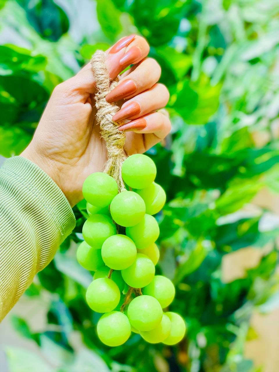 دللي بشرتك بسحر الطبيعة! 🍇✨
وصل الجمال والانتعاش! صابون العنب بتصميمه الفريد وريحتة اللي تاخذ العقل صار متوفر الآن. 
🧼🌸

• 🍇 شكل مميز: يضيف لمسة فنية وجمالية لحمامك.

• ✨ نعومة فائقة: ينظف البشرة بلطف ويتركها ناعمة كالحرير.
• 🌿 مكونات طبيعية: مستخلص بعناية ليعطيكِ إحساساً بالرفاهية.

✅ تصميم يدوي متقن يشبه العنب الحقيقي.
• ✅ رائحة فواحة تدوم طويلاً وتملأ المكان انتعاشاً.
• ✅ متوفر بألوان مبهجة (الأخضر والوردي) لتناسب ذوقك.


**إذا كنت صاحب هذا الإعلان وتريد حذفه لأي سبب، رجاءا أرسل رسالة إلى الدعم الفني**