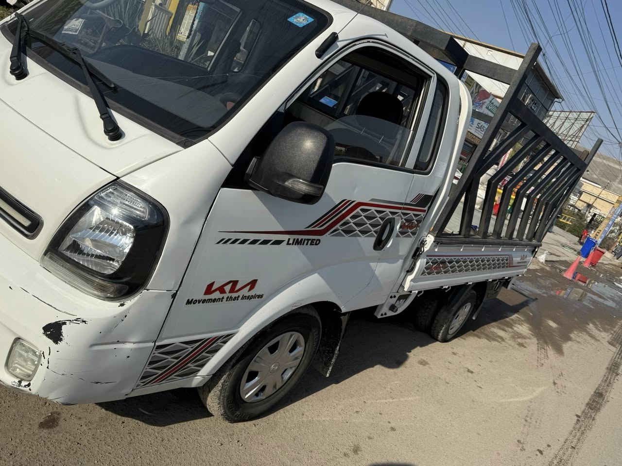 السلام عليكم
كيا حمل موديل ٢٠٢١ 
ضرر باب السايق فقط صبغ والباقي مكفول لغد وشاصي كير مكينه صدر جديد مكفوله تايرات جديده 
محرك ٢٧٠٠ 
السياره جاهزه 
نقص فقط غاز التبريد 
السعر ١٣٥وبيه مجال  
مكاني الغزاليه 
الشراي يتصل ***********  
غير متواجد خاص
