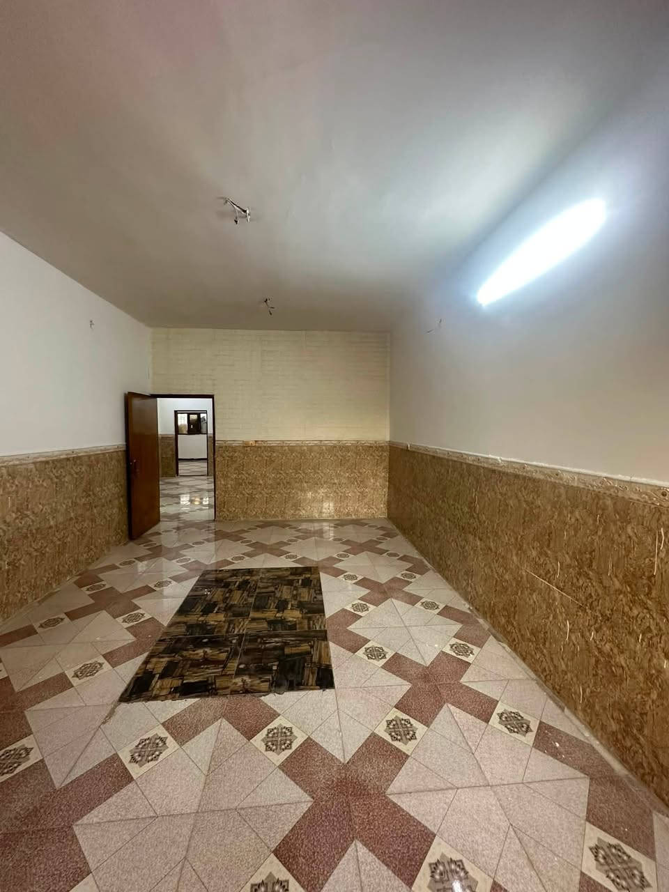 السلام عليكم دار للايجار 
يحتوي ع 4غرف نوم طابقين 
+ستقبال وصاله داخليه 
+ حديقه داخليه وخارجيه 
ع شارع ٢٠ و ع غابات مباشر 
العنوان تكريت القادسيه حي الجامعه 
مقابيل الغابات مباشر 
السعر400 قفل
لاستفسار ***********
