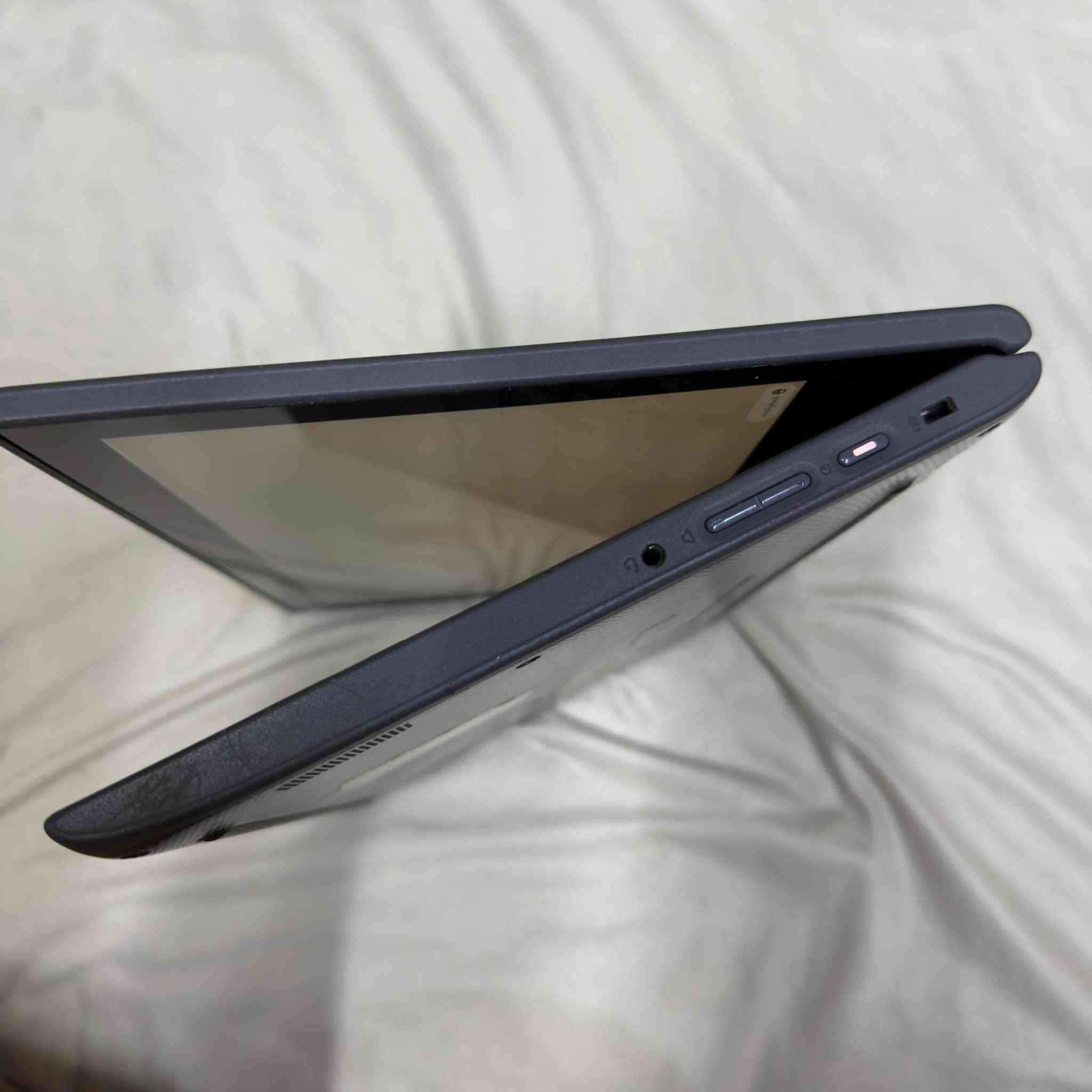 للبيع جهاز Lenovo 300e Chromebook (الجيل الثاني)، الجهاز عملي جداً ومتعدد الاستخدامات، بفضل تصميمه المرن الذي يجعله الخيار الأمثل للطلاب أو العمل المكتبي الخفيف.او مشاهدة الافلام 

شاشة لمس (Touchscreen): تدعم اللمس السريع، مما يسهل تصفح التطبيقات والألعاب.
 تصميم 360 درجة: يمكن طي الشاشة بالكامل ليتحول الجهاز من "لابتوب" إلى "تابلت" (آيباد) بسهولة تامة، مما يجعله مثالياً للقراءة أو مشاهدة الفيديوهات.
 قوة التحمل: لينوفو معروفة بتصنيع أجهزة تتحمل الاستخدام اليومي المكثف.
 النظام: يعمل بنظام ChromeOS (سريع، آمن، ولا يحتاج لصيانة معقدة).
 الأداء: معالج من شركة MediaTek يوفر توازناً ممتازاً بين الأداء وتوفير البطارية.

الاستخدام: مثالي للدراسة، البحث، منصات التعليم عن بُعد، وتصفح الإنترنت.
 التطبيقات: يدعم تشغيل تطبيقات أندرويد من متجر Google Play.
 الحالة: الجهاز بحالة تشغيلية ممتازة (نظيف جداً).

ملاحظات:
 مرفق مع الجهاز الشاحن الأصلي الخاص به.
 الجهاز جاهز للاستخدام مباشرة (تم عمل ضبط مصنع له).
 السعر المطلوب: [175] (قابل للتفاوض بالمعقول).
للجادين فقط، يرجى التواصل عبر [الرسائل/***********]. المعاينة والتجربة في [البصره كرمه علي]. البصرة, العراق
