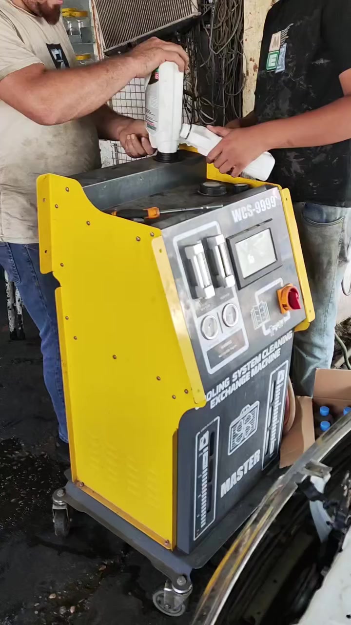 من رخصة الادمنية  المحترمين 💐 Addinol Kirkuk  ***********
هاي نتائج الغسل بلزيت الاصلي لسياره كورلا ٩٠ بعدما كان داخل المكينه على سواد تدريجياً بعد ٤ تغيرات للزيت وبدلنا ماء راديتر اصلي 
وضمان الزيت 10 الف كيلو اذا داخل مكينه وصخ لا 5 الف وشويه شويه تصعد لل10 
واضمن مكينه اله 2 سنه عليه 
اخوكم مهندس محمد الفيتر كركوك الحي الصناعي فرع البداله مجاور محمد كورلا
Addinol Kirkuk
