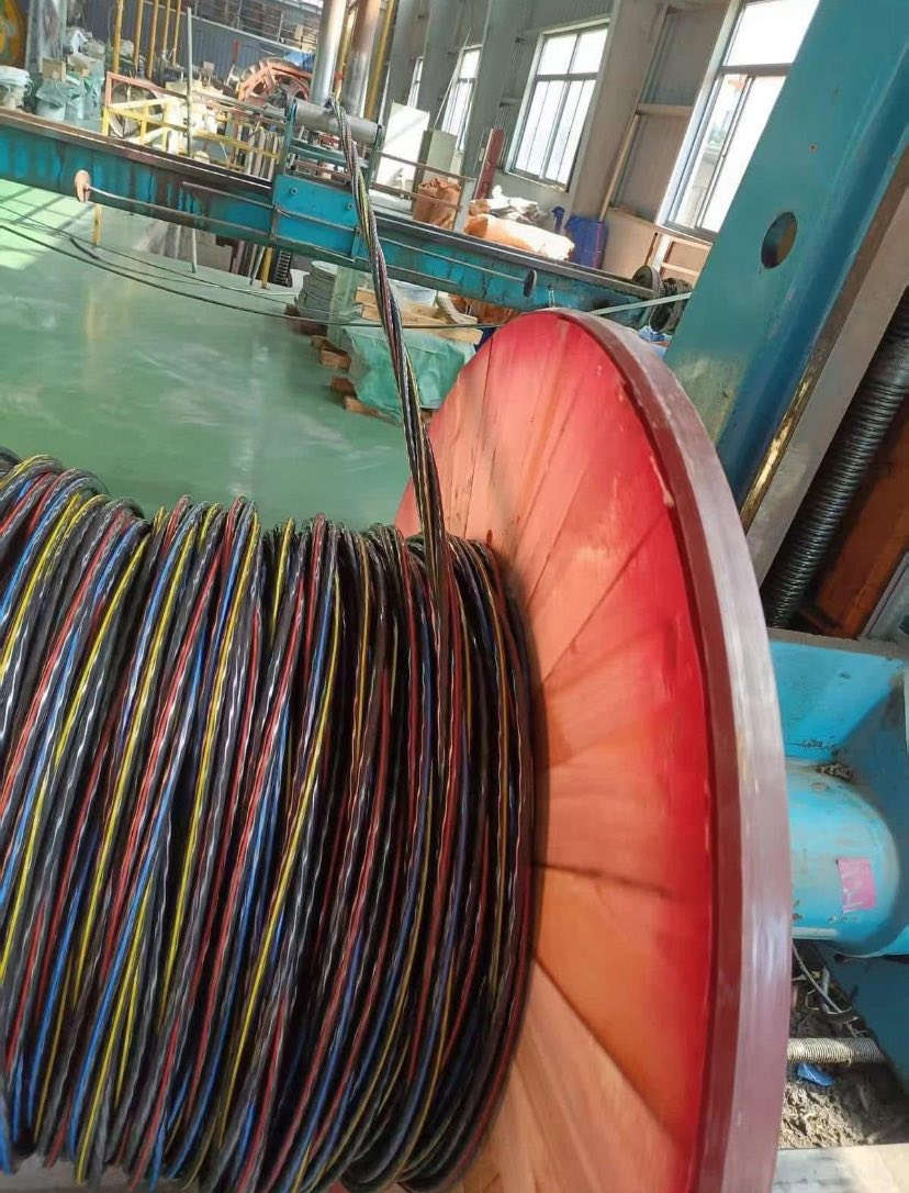 السلام عليكم 

🔴 كيبلات نحاس كافة القياسات 

🔻كيبل ٤*١٠ اردني 

🔻كيبل ٤* ١٦ اردني 

🔻كيبل ٤* ١٠ سعودي 

🔻كيبل ٤*١٦ سعودي 

🔻كافة القياسات موجودة 

🔴 نحاس ١٠٠٪؜ ستندر القياسات ١٠٠٪؜ 🔴

🔴 يوجد كيبلات ظفيرة تركي كافة القياسات 🔴

عنوانه / الشورجة عكد النصارى خلف دائرة الكهرباء 📍 

🚚 يوجد توصيل الى بغداد وكافة المحافظات 

للاستفسار *********** 📞
