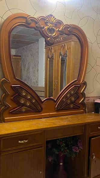 ميز مرايه مع تاج جربايه لبيع
السعر ١٥٠ وبيهن مجال 
*********** 
مكاني نجف حي الميلاد
