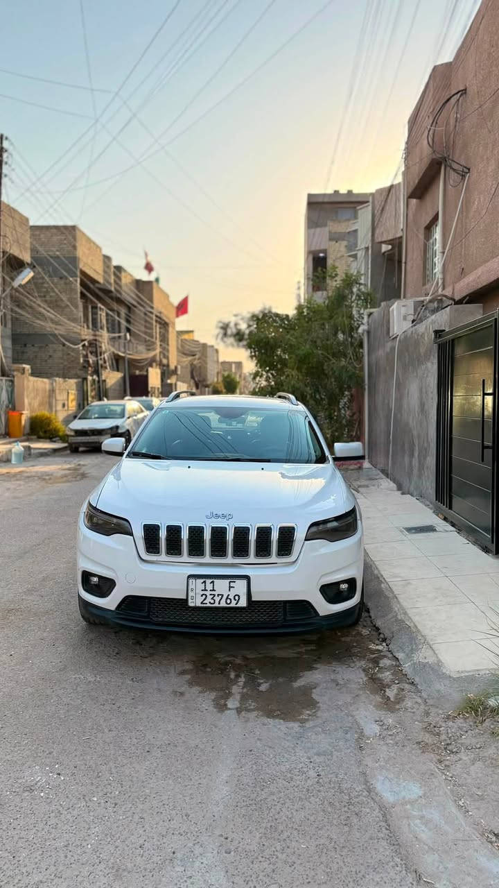 ســـلام عـلـيـكـم 
سيارة : jeep Cherokee 
موديل السيارة : 2019
نوع الصنع : وارد امريكي 🇺🇸
ممشى السيارة : 172000km
⚙️:محرك السيارة بحجم 2400cc و ناقل الحركة 9 سرعات 
المحرك و ناقل الحركة مكفولات ✅
سنوية و هزة جديدة 🤍
🛑مـواصـفـات🛑

1- كاميرا خلفية 
2- شاشة 
3- Apple car play &Android Auto 
4-كراسي جلد
5- سايد بريك كهربائي 
6- كرسي كهرباء 
7- تحكمات ستيرن 
وباقي المواصفات معروفة بفئة (latitude)

🎦 صور الحادث مرفقة في المنشور 
يوجد فيها 4 قطع صبغ مال الحادث 

السعر : 115$ و بيها مجال بسيط 🤍
الرقم : ***********
