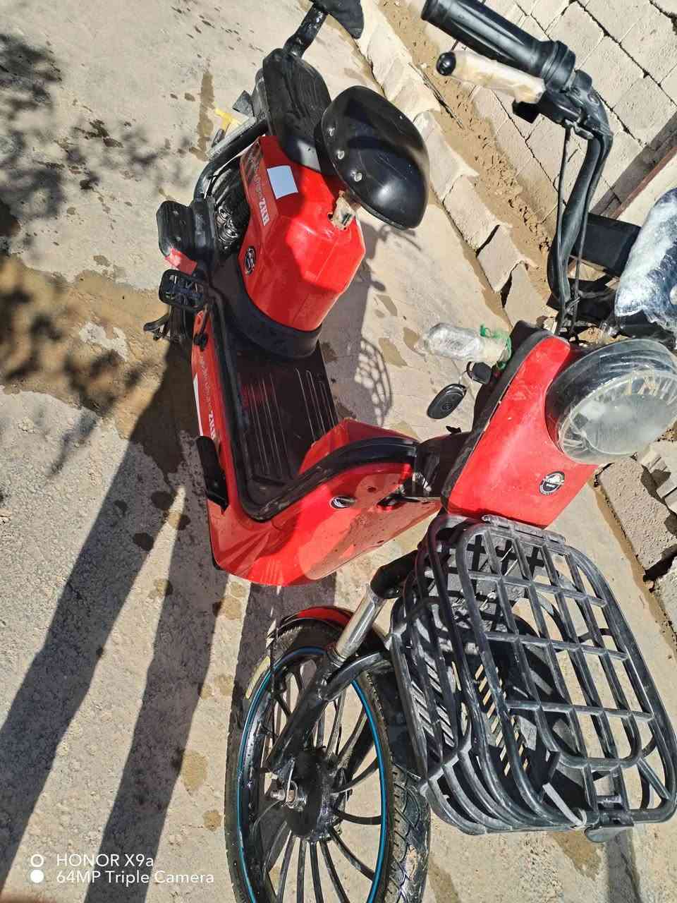 السلام عليكم يوجد باسكيل شحن حجم 20 كامل مكمل بطاريات جدد  عقل جديد  اشاره يمين ويسار لايت عدسه السعر 275 بيه مجال بسيط الشراي يتصل ***********
