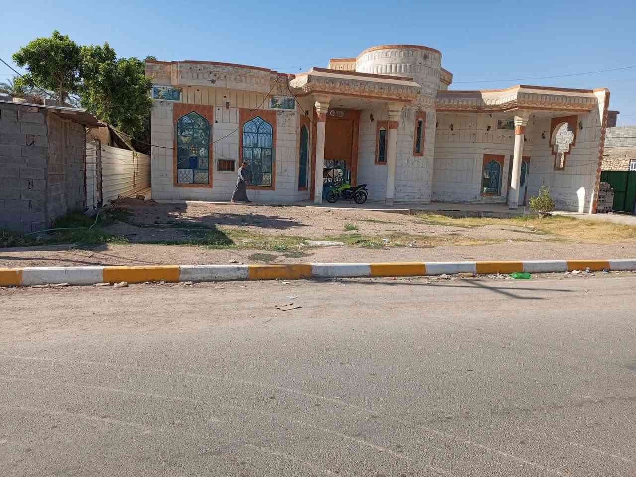 🏡 عرض سكني مميز 

في مدينة الرمادي منطقة البوغانم على شارع تجاري وجه 

📍 بيت للبيع مقابل مطعم كباب حجي اسعد 

🔹 موقع مميز داخل المدينة
🔹 منطقة مخدومة بالكامل
🔹 قريبة من الأسواق والخدمات الأساسية
🔹 منزل عائلي مساحه 700متر  حديقة خارجيه 

يتكون من غرفتين وصاله وديوانيه ومطبخ 
وكلدور وصحيات خارجية وداخلية 

مباشر على شارع الصوفية الرئيسي 

✔️ موقع حيوي وسهل الوصول يرهم روضه ويرهم معهد ويرهم مدرسة أهلية 
✔️ جميع الخدمات متوفرة
✔️ سعر مناسب جداً 
✔️ فرصة رائعة للتملك في موقع رائع 

✔️التحويل مباشر 

للاستفسار الاتصال على الرقم *********** 

ومن الله التوفيق
