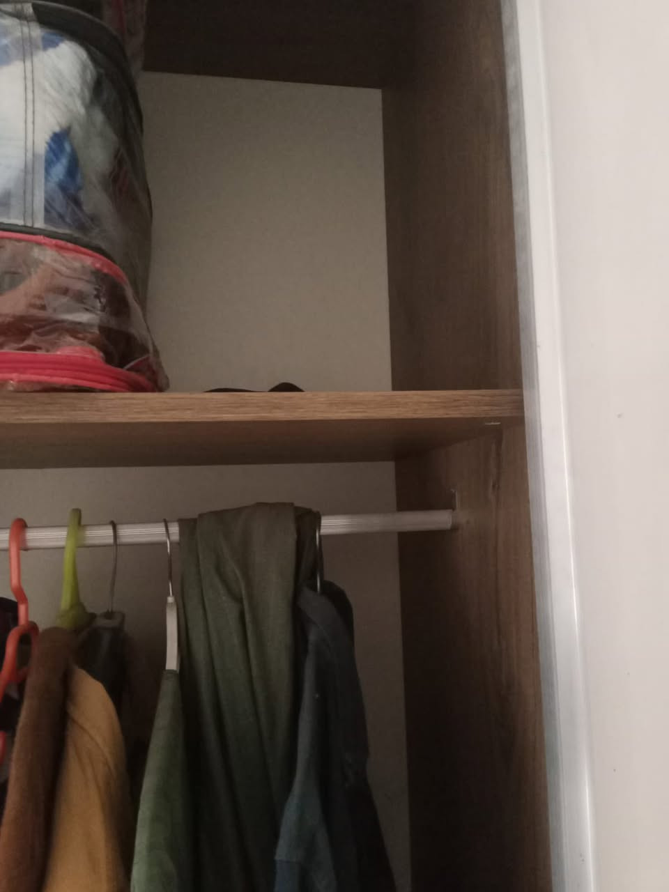 سلام عليكم اخوان عندي غرفه كامل ام كمله مابيه شي حبينه انغير ديكور تتكون الفرفه كنتور بابين جربايه نفرين ميز تولية ميز امرايه سعره 300بيها مجال او عندي 3جرابي ام النفر حديد كلشي مابيه اخو الجديد الوحده 60بيها مجال او عندي ميز مال طعام كامل امكمل هوه اوكراسيه الكراسي سليمات هنه او الميز 200 لتواصل على هاذه الرقم بيه واتساب او رصيد***********
