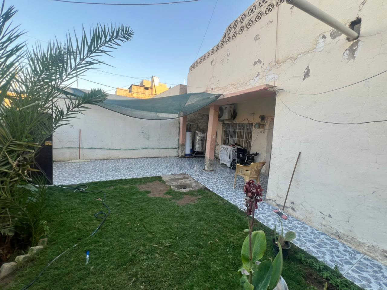 ‏بسم الله إعلان دار للبيع المساحة 200 متر طابو ملك صرف موقع الدار الملعب قرب مضيف جبور أقرب مدرسة الأمجاد يحتوي الدار استقبال ومطبخ وصالة وغرفة عدد اثنين سعر الدار 125  ￼مليون التواصل على الرقم *********** مهند للعقار في الرمادي ￼￼
