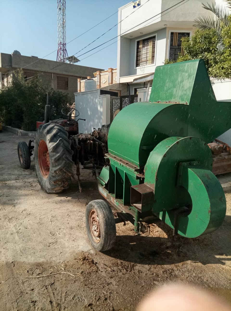 السلام عليكم من رخصة مدير الكروب مكينه عنتر شغاله محرك جديد مع مثرامة شغل درجه اوله السعر ست ملاين العنوان حله قرب السيد عبد الله الفارسي للاستفسار ***********
