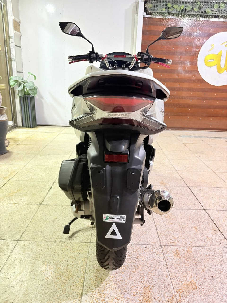 السلام عليكم pcx للبيع
الدراجه جديده بمعنى الكلمه مكفوله من الزلغ 
الدراجه تزويد من اليابان 
معى ورقه المزاد و بصمتين 
العنوان مدينه الصدر 
اللاستفسار ***********
