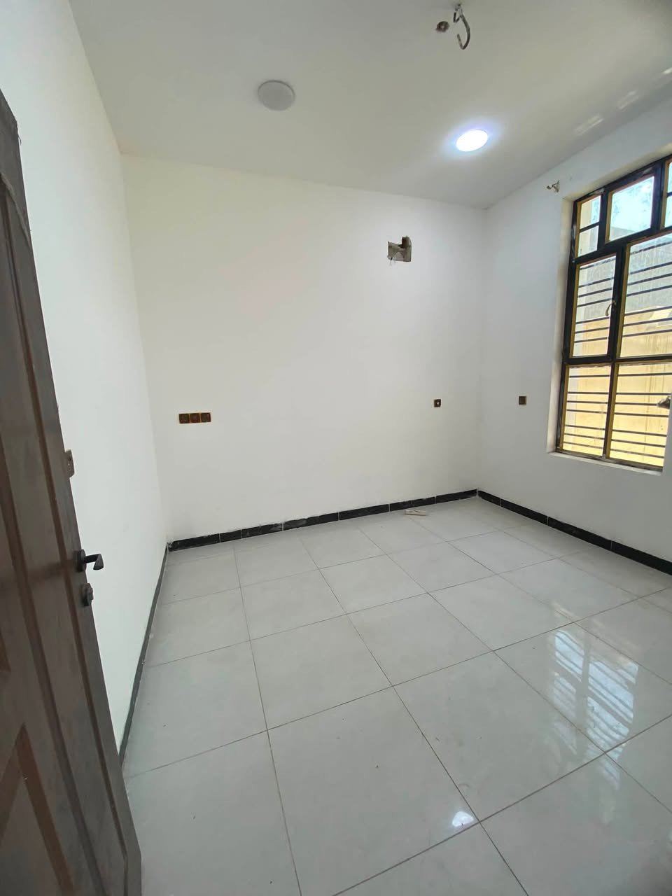دار لليجار مساحه 50متر واجه 5نزال 10 
يحتوي على 2 غرف نوم+ستقبال+مطبخ+صحيات عدد2
 📍العنوان بغداد الدوره مدخل البوعيثه مجمع العدل الثاني
الاستفسار *********** //***********
