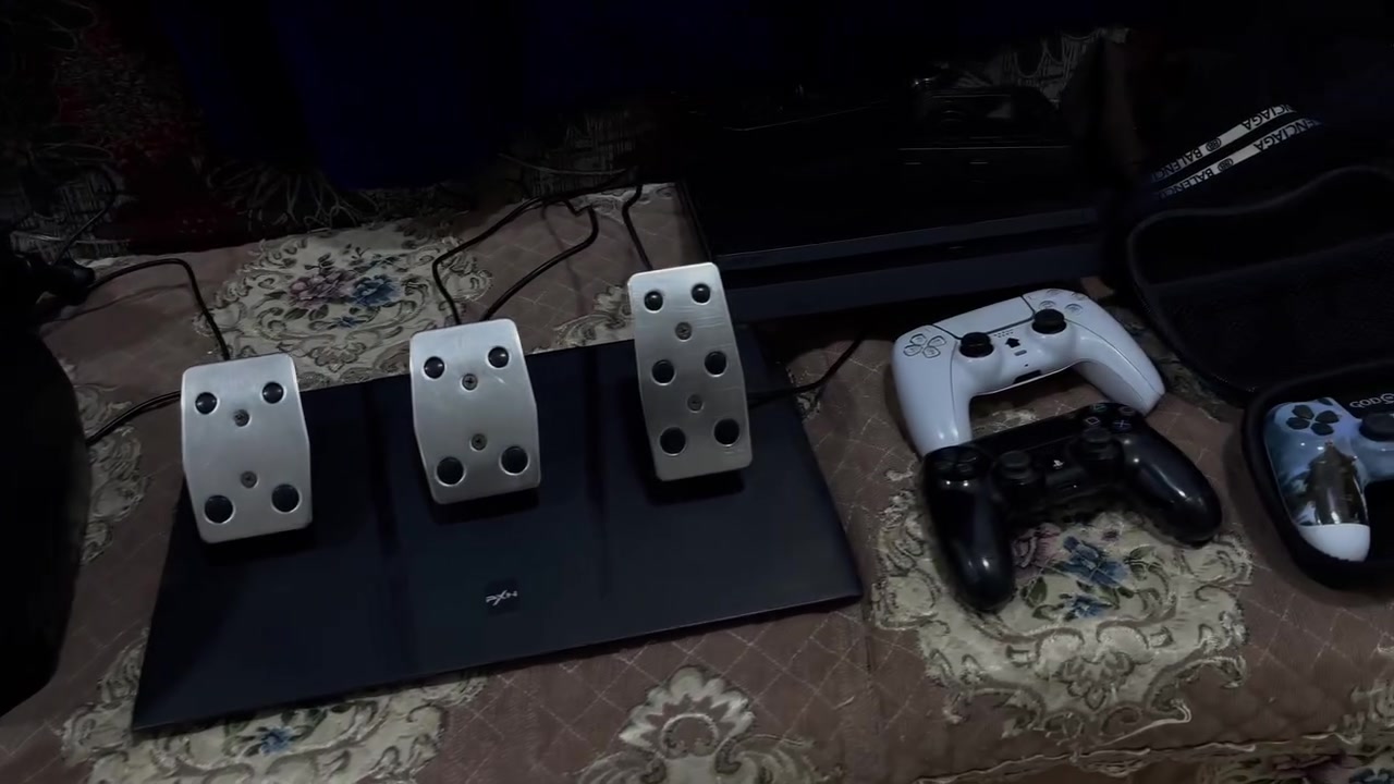 السلام عليكم ورحمة الله وبركا
السلام عليكم ورحمة الله وبركاته  
يا ولد هذا الدركسون للبيع ويا ديتين وPlayStation 4 وأربع أقراص، وكلشي شغال بيه الحمدلله.  
البلاي ولا مرة مفتوح للتصليح، مفتوح فقط لتبديل سائل التبريد، ومساحته واحد تيرا.  

واللي يحب يبدل بـ Xbox Series S هم ماكو مشكلة.  
السعر 400.  

الدركسون استخدامه خفيف، صارلي فترة مشتريه وما صارله حتى شهر، تقريبًا أقل من 10 أيام.  

وللإستفسار والتواصل واتساب:  
***********
