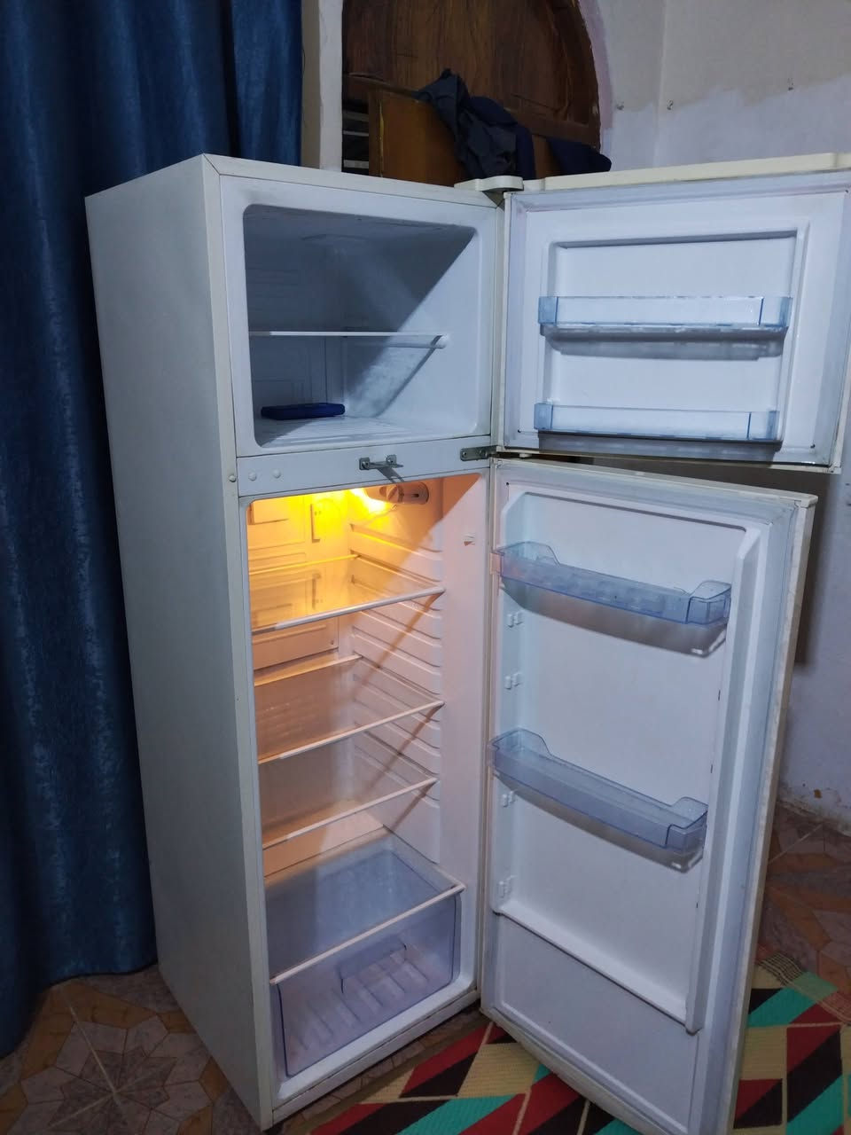 ثلاجه جديده حجم 16 للبيع السعر 175 بعقوبه التحرير الرقم ***********
