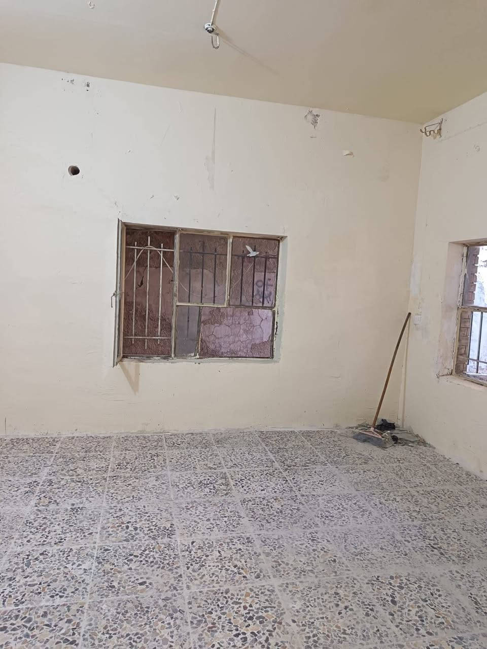 السلام عليكم بيت للايجار في الصليخ 
يحتوي علئ طابقين 90م 
الطابق الاول هول ومطبخ وخدمات
الطابق الثاني غرفتين وحمام
السعر 550 وبيها مجال
***********
