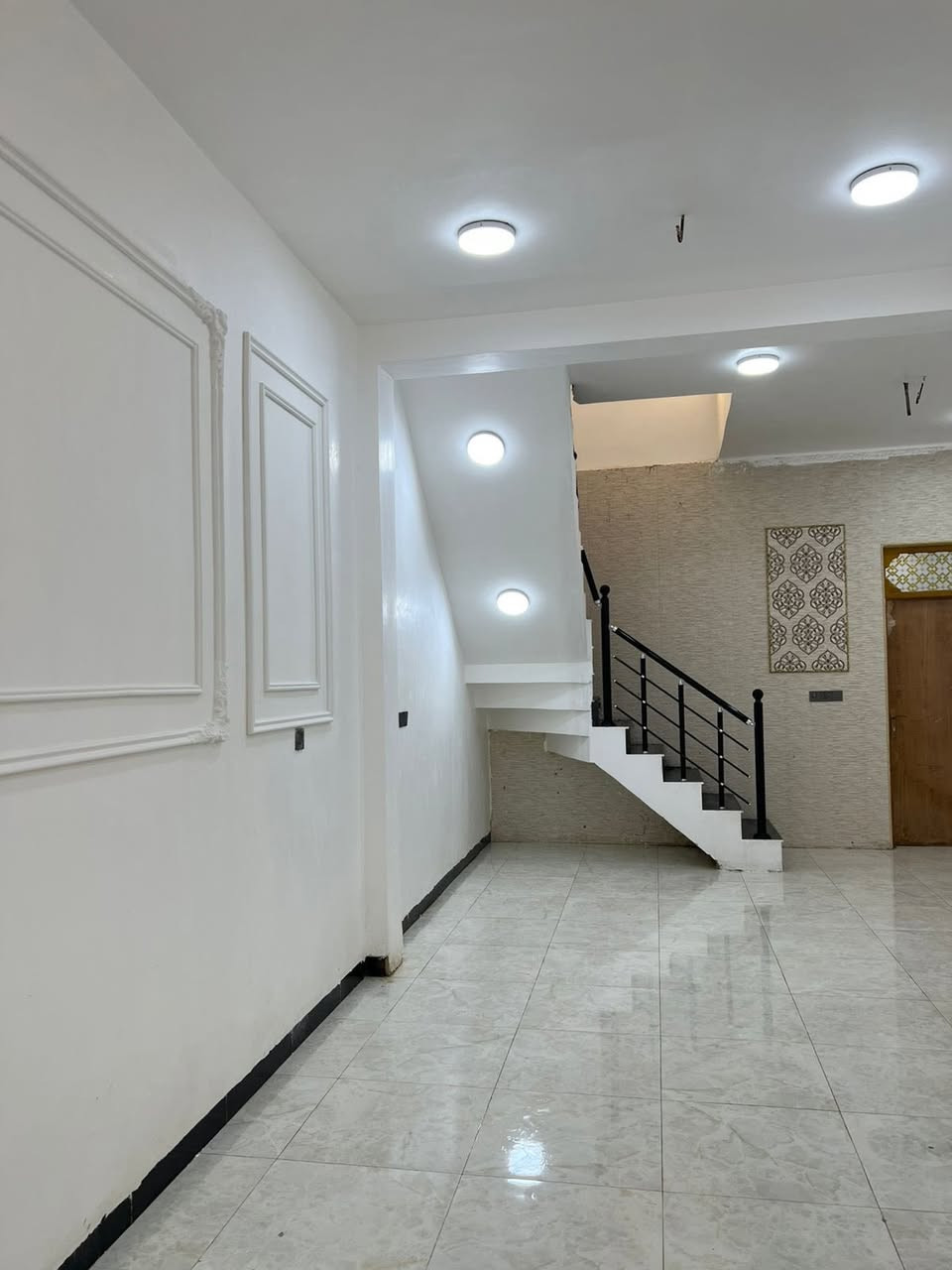 سلام عليكم منزل 🏠 مساحة 100 مترفي حي نداء منطقه 58 خلف شارع 60رقم العقار 58290 سند بأسمي المنزل الاساس  كونكريت والسقف كونكريت طابوك نهروان السطح شتايكر سيراميك هندي تأسيس الكهرباء وماء درجه أولى شغل جناي يتكون من غرفه ومطبخ وصاله واستقبال سند طابو صرف بأسمي للاستفسار ***********@إشارة
