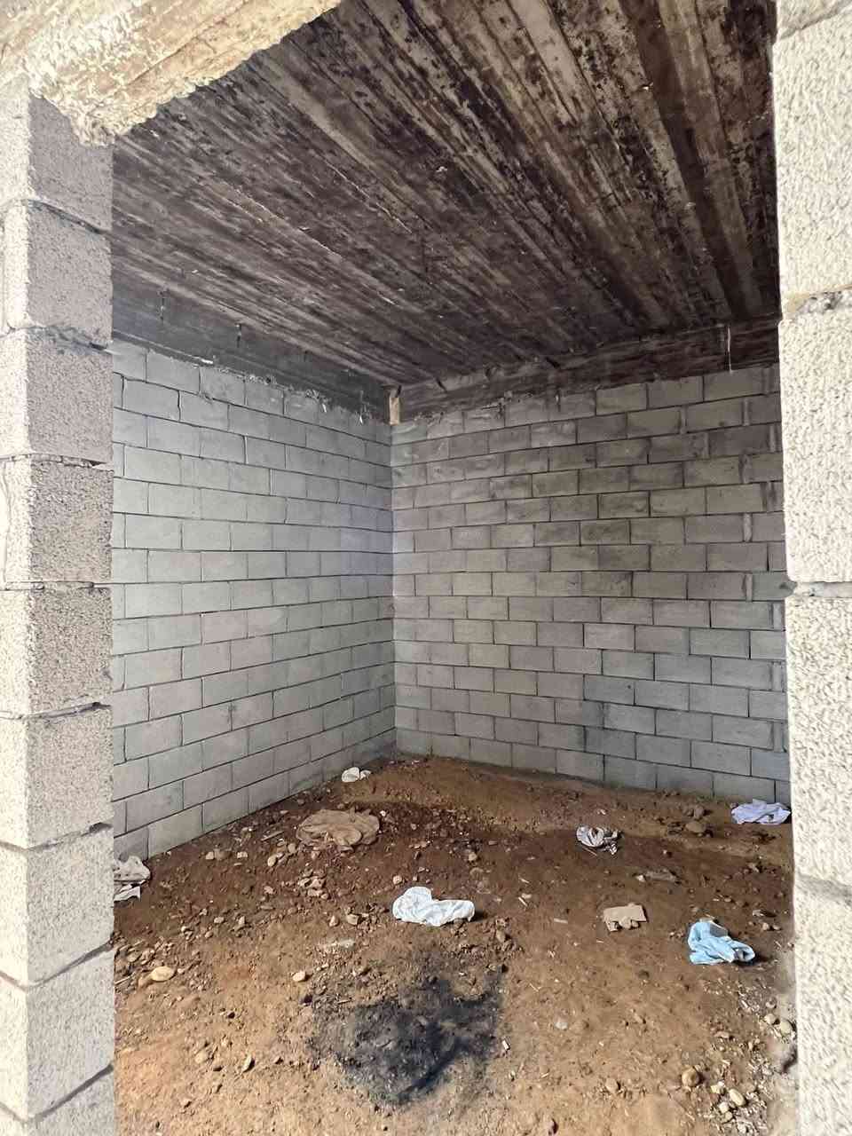 ---
*🏠 هيكل للبيع - حي القوسيات | مكتب صكر الهاشمي *

📍 *الموقع*: خلف معمل غاز التوفيق - حي القوسيات  
📐 *المساحة*: 200 متر مربع  
🏗️ *المواصفات*: هيكل بناء حديث  
- 4 غرف نوم 
- هولين 
- استقبال 
- مشتملات 

📜 *السند*: زراعي نموذج 25 - حق تصرف - من الشرعي مباشر  
☀️ *الاتجاه*: شروق تام  
💡 *الخدمات*: ماء + كهرباء + التبليط 100 متر  
💰 *السعر*: 55 مليون وبي مجال للتفاوض  

📞 *للاستفسار*:  
*********** بي واتساب *********** 
 

*مكتب أبو أنور للعقار -

