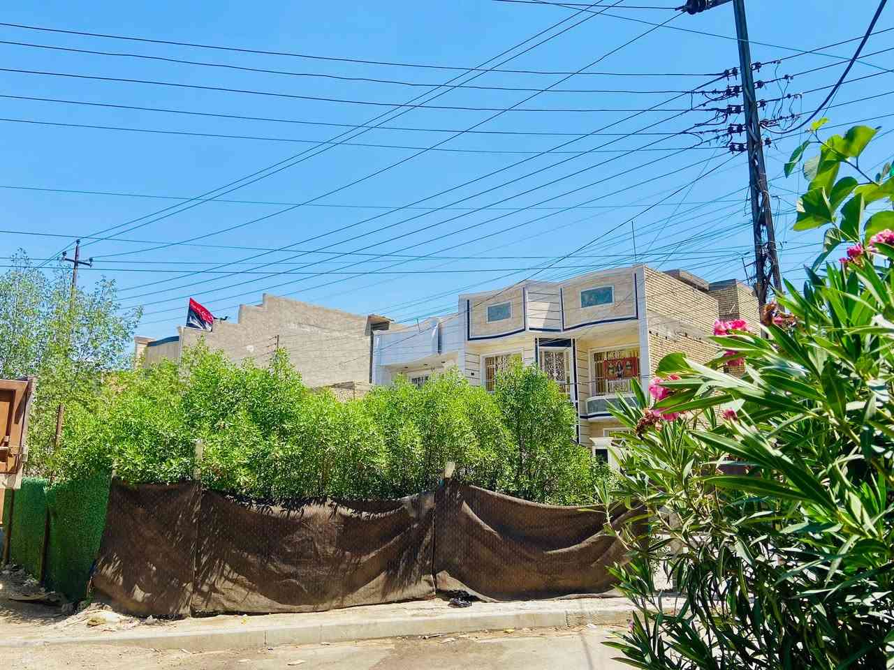 السلام عليكم
بيت طابو للبيع  طابقين مساحته 150م 
سعره 250 وبيه مجال 
العنوان العبيدي الكفاءات 
للاستفسار الاتصال على الرقم ***********
