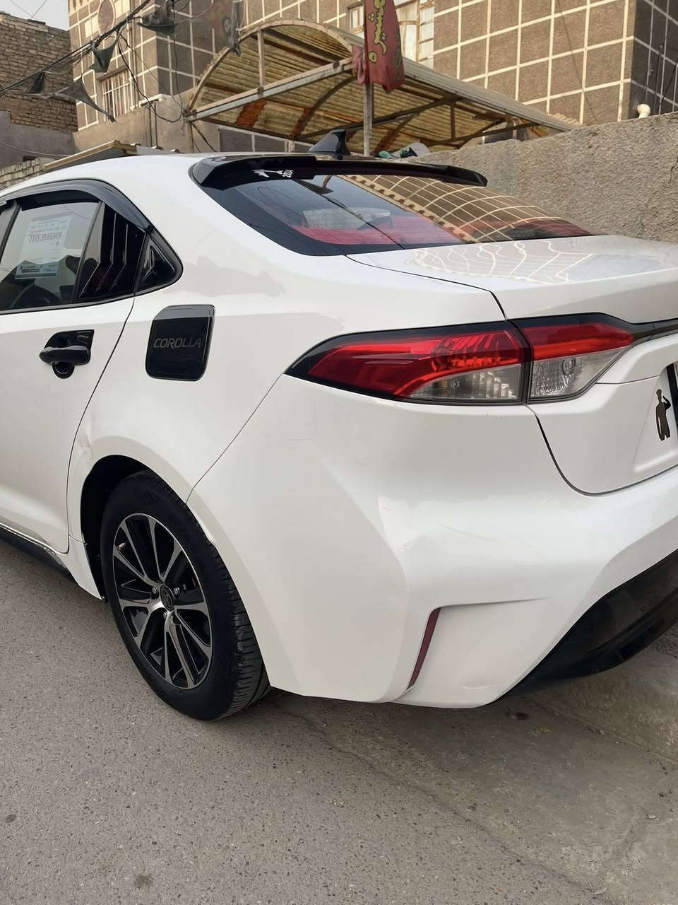 السلام عليكم
كورلا هايبرد 

موديل 2024 

سياره جديده جداً بحاله والوكالة 

جداً معتني بيها ماشيه 48 كم 

مكفوله من صبغ وضربه ولبارد عدا رصعه صغيره في هلال خلفي صورته مواجده 

موصفات فول مواصفات داخل احمر 

بصمه تشغيل أبواب وبيبان 

اوتو هولد 

سايد بريك كهرباء 

نقطعه عمياء 

سلايد كهرباء 

علامه تيوتا ازرق 

إضافه عليها كت كاربون اسود 

تغليف ارضيه ولصندوق كله بعده ع زيرو 

سياره جديده وبسمي تحويل ثاني يوم مكان سياره بغداد البنوك.  السعر 148  شراي يخابر فقط بدون ماروس 

***********.
