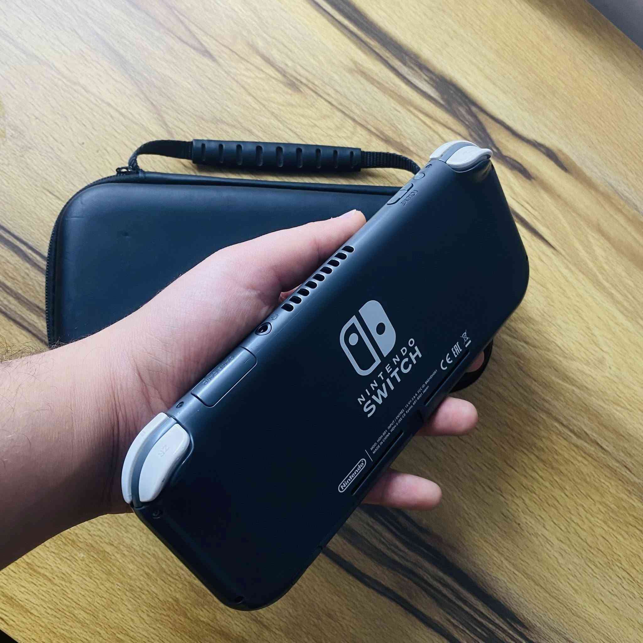 السلام عليكم ، نينتيندو سويتش لايت مهكر للبيع
مرحبا شباب نينتيندو لايت مهكر قطعه نضامين

Online + Offline  تهكير داخلي 

الجهاز شغال وبصوره جدا ممتازة بدون اي خلل او مشكله

سليم من كل النواحي وبنضافه جدا راقيه الشاشه بدون اي خدش او ملاحضه 100%

محمل عليه اقوى الالعاب مثل / 3 fifa 25  / the Witcher 

Hollow / mario odyssey / oodworld 

وغيرهم …

وتكدر تحمل اي لعبه تعجبك مجاناً على النضام المهكر

الجهاز يجي ويا جنطه خاصه باللايت حجم صغير 

وشاحنه نوعيه ممتازه super fast charging 

ذاكره الجهاز 32 + 128 رام خارجي ساندسك الترا اصلي

سعر الجهاز 200 الف نهائي 

العنوان / بغداد - البياع - شرطة الخامسة 

الرقم / ***********

يوجد توصيل لجميع المناطق والمحافظات
