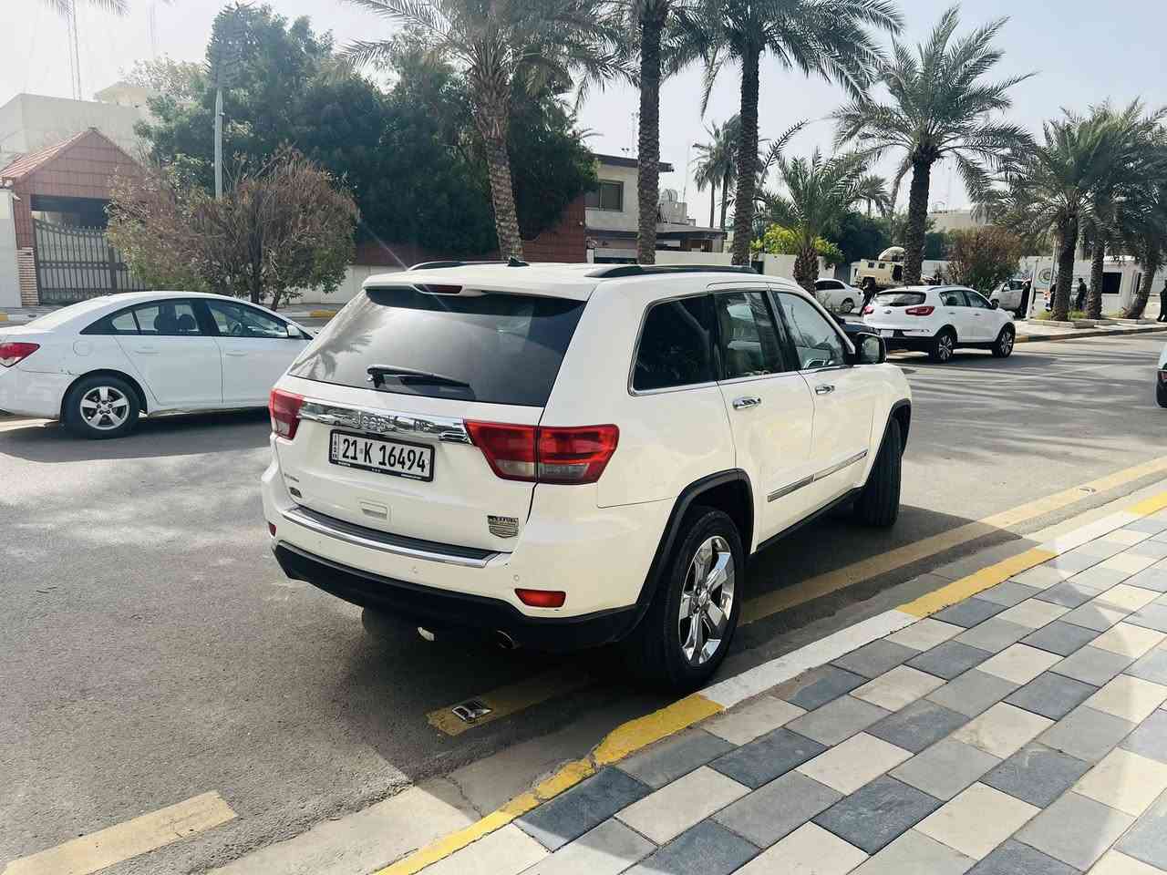 السلام عليكم@جيب 11فول جلدداخل عسلي بسمي رقم دولي السيارة كلين بس كار بالباب الخلفي كير مكينه لك تخم تاير جديد صدر خلفي امامي جديد السعر 185 وبيهه مجال العنوان بغداد المنطقه الخضراء هاتف ***********
